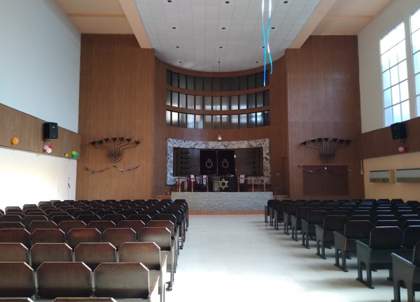 photo of inside of sanctuary, Templo Bet Shalom, Havana