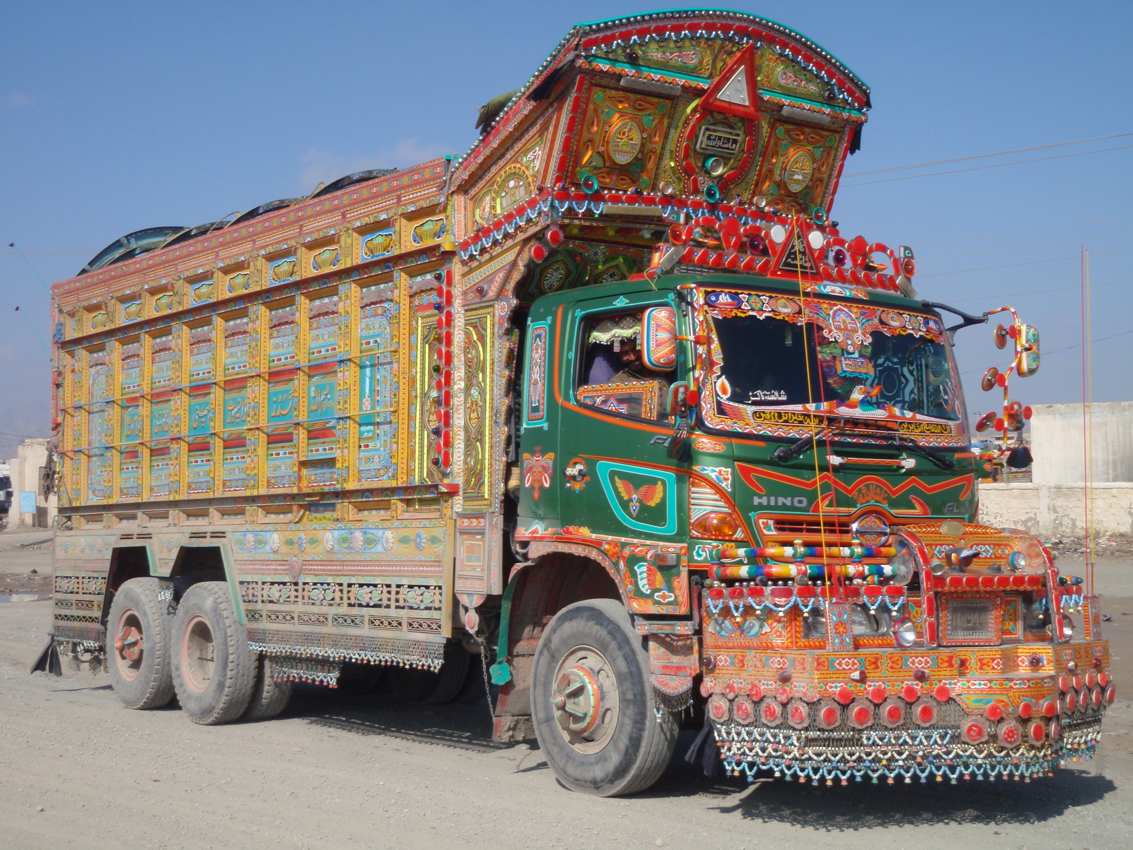 Photo of painted Pakistani Truck, Creative Commons license by https://www.flickr.com/photos/39967291@N04/